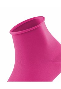 Rosa ankel sokk laget av ribbet stoff, med en brettet kant på åpningen, glatt tekstur og en tettsittende design.