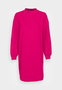 Robe longue à manches longues magenta avec un col montant et une coupe décontractée. Le tissu doux et les poignets froncés ajoutent de la texture au design simple.