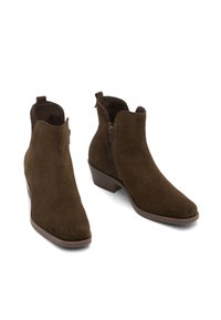 Stivaletti alla caviglia in suede marrone con tacco basso, cerniera laterale e punta quadrata arrotondata, mostrati su sfondo bianco.