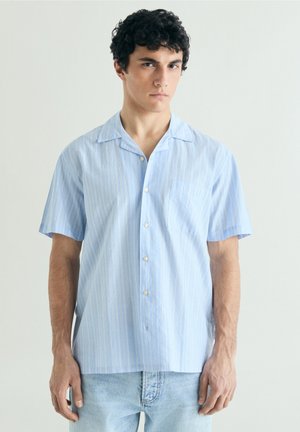 Scalpers, SCALPERS DOBBY STRIPES RESORT SHIRT - Camisa - skyblue stripes