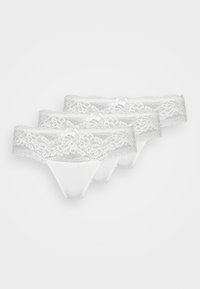 Hvit truse-sett, tre deler. Har et blondebelte med blomstermønster og små satengsløyfer, glatt stoff og en stringkutt.