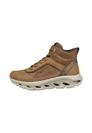 Brązowy wysokoprofilowy sneaker z białą podeszwą i otworami wentylacyjnymi, cholewka z zamszu i skóry, sznurowany, logo "bugatti" po boku.