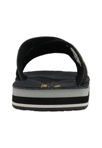 Zwarte flip-flops met een gestructureerde bovenkant, een gepolsterde binnenzool en een gelaagde zool met grijze en zwarte strepen. Eenvoudig, functioneel ontwerp.