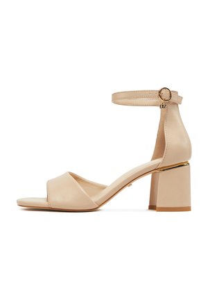 Sandalo beige con tacco a blocco, punta aperta, cinturino alla caviglia e dettaglio con fibbia dorata.