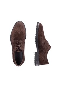 Hnědé semišové boty s brogue designem, zaoblenou špičkou, zavazováním na tkaničky a texturovanou gumovou podrážkou pro lepší přilnavost.