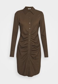 Vestido camiseiro castanho de manga longa com fecho de botões na frente, apresentando detalhes franzidos nas laterais e um colarinho clássico. Textura suave.