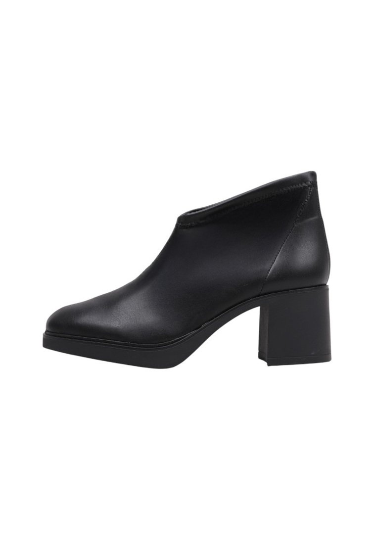 Botte de cheville en cuir noir avec un talon carré et une finition lisse, conçue pour la mode féminine et les occasions formelles.