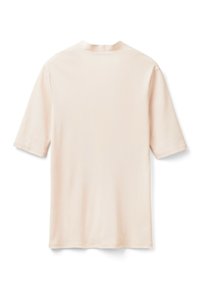 Ljusbeige t-shirt med kort ärm, mjukt tyg, enkel design, något rundad halsringning, sömlösa axlar och en slät yta.