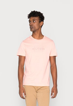 LINEAR FLAG TEE - Triko s potiskem - sunset peach