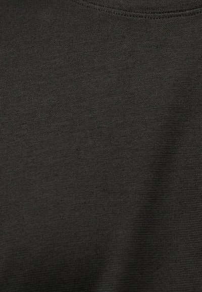 Μαύρο βαμβακερό ύφασμα με λεία υφή, που διαθέτει διακριτικό μοτίβο heather. Το ύφασμα έχει στρογγυλή λαιμόκοψη και μέτριο βάρος.