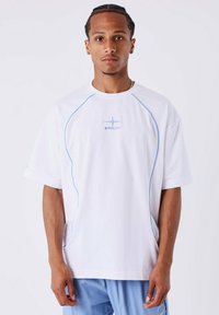 Witte T-shirt met korte mouwen, blauwe accenten en logo. Gemaakt van een gladde stof met een casual pasvorm en ronde halslijn.