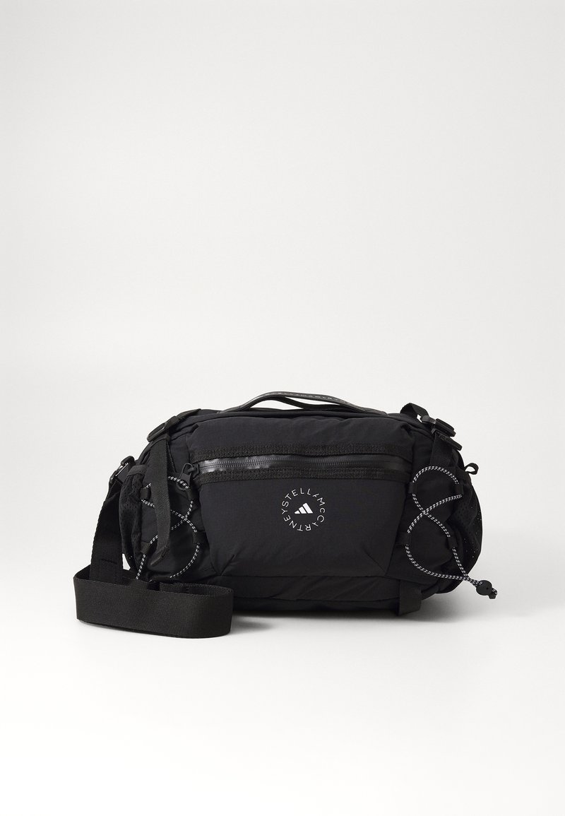 Svart nylon crossbody-väska med justerbar rem, texturerad yta, dragkedjefickor och detaljer med elastisk snodd. Logotyp tryckt på framsidan.