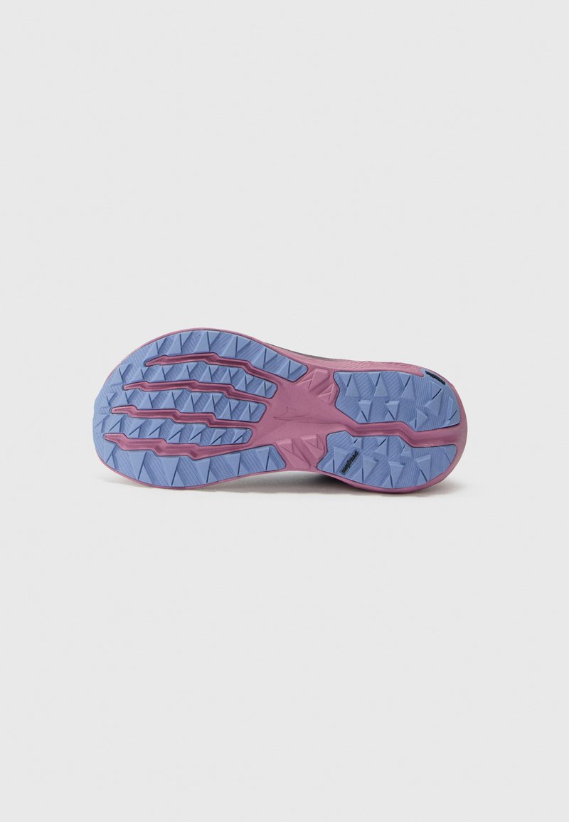 Suela de zapato con un diseño texturizado en azul y rosa. Presenta clavos angulares para tracción y una sección central lisa, diseñada para el agarre.