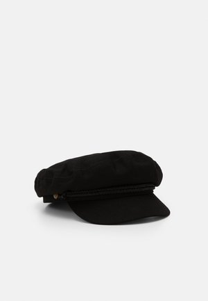 Cappello di cotone nero con cima arrotondata e ampia visiera piatta. Presenta una banda di accentuazione intrecciata e un motivo a spina di pesce testurizzato.