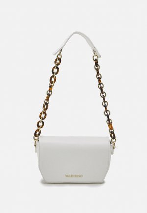 Bílá kožená kabelka na rameno se strukturovaným tvarem, která má řetězový popruh s želvovinovým vzorem a zlatým logem Valentino.