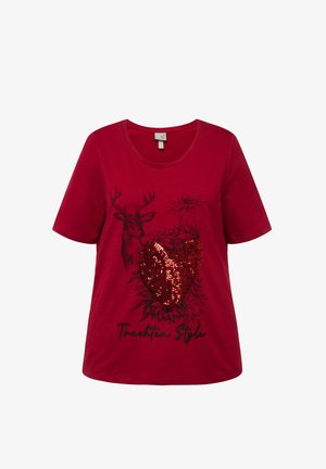 Rød bomulds t-shirt med korte ærmer, der har et paliet-hjerte design og en sort hjort grafik. Teksten lyder "Trachten Style" i sort.