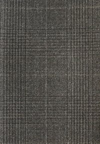 Tissu tissé avec une surface texturée en tons gris foncé, présentant un motif à carreaux subtil et une épaisseur de fil variable.