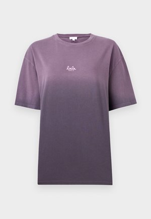 T-shirt v vijolični gradientni barvi s kratkimi rokavi, narejen iz mehkega bombaža. Na sprednji strani se nahaja majhna bela oznaka "lala". Gladka tekstura, sproščen kroj.