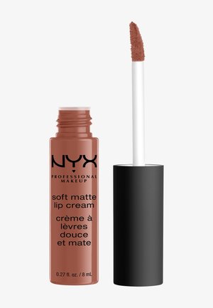 NYX Soft Matte Lip Cream in un tubo sottile e trasparente con crema per labbra marrone. Presenta un applicatore bianco e un tappo nero, capacità di 8 mL.