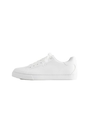 Sneaker bianca low-top con lacci, tomaia in pelle liscia e suola in gomma piatta, vista di lato su sfondo bianco.