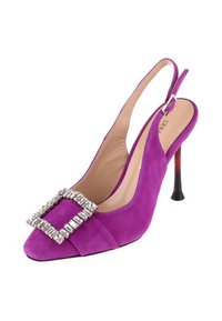 Tronchetto in suede viola con punta affilata, dotato di una grande fibbia decorata con strass e un alto tacco a stiletto nero.