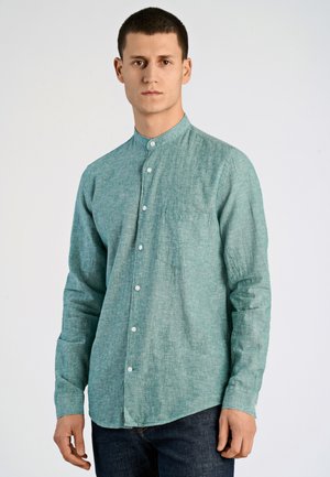 Camicia button-up in blu teal chiaro, realizzata in tessuto testurizzato. Presenta un colletto alla cinese, maniche lunghe e una tasca sul petto.