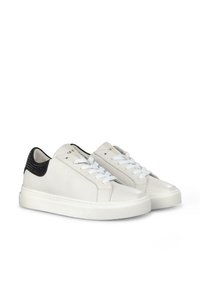 Weiße Leder-Sneaker mit einer schwarzen strukturierten Ferse, flachen weißen Schnürsenkeln und einem schlichten Design. Mit einer leicht erhöhten Gummisohle.