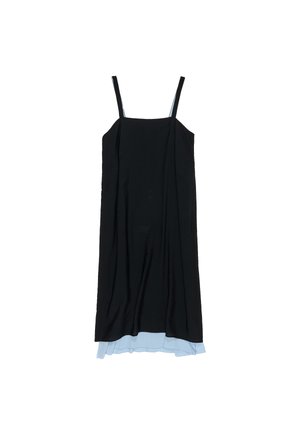 Vestido negro sin mangas con un diseño fluido, que presenta un dobladillo en capas de color azul claro y tirantes delgados negros. Tejido ligero, textura suave.