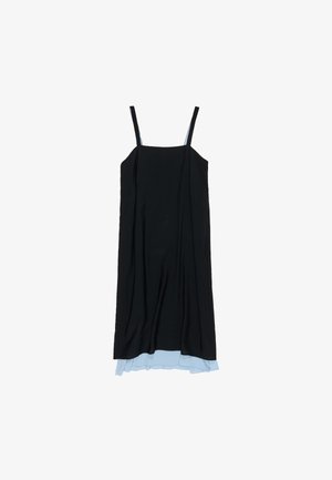 Abito nero senza maniche con un design fluido, caratterizzato da un orlo a strati di un blu chiaro e sottili spalline nere. Tessuto leggero, superficie liscia.
