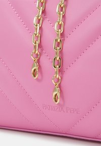 Borsa in pelle rosa con motivo trapuntato, dotata di dettagli in catena dorata e logo impresso. Texture liscia e design di chiusura distintivo.