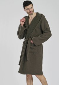 Brauner Kapuzen-Bademantel mit strukturiertem Außenmaterial und weichem, fleecegefüttertem Kapuzenbereich. Mit einem Bindegürtel und zwei Vordertaschen ausgestattet.