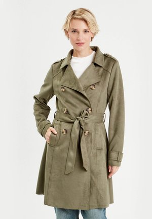 Trench-coat vert olive avec un design à double boutonnage, taille ceinturée et poches latérales. Fabriqué en tissu doux et texturé avec des accents en boutons.