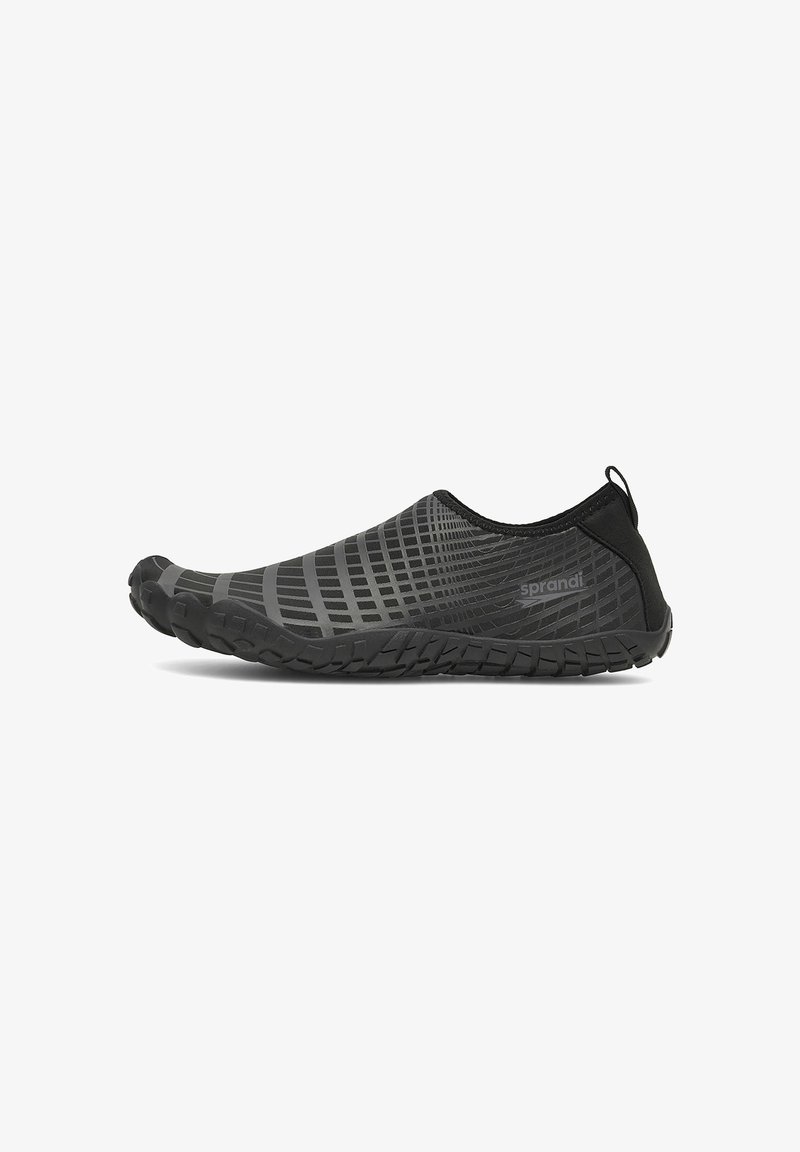 Scarpe slip-on nere leggere con superficie strutturata, caratterizzate da un motivo a griglia grigia, suola in gomma flessibile e linguetta sul tallone.