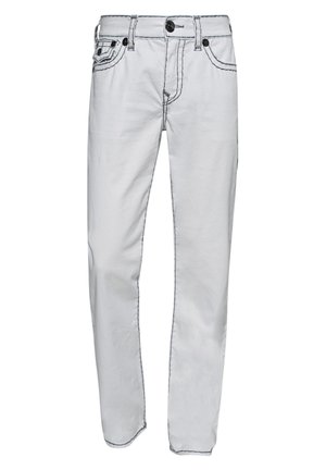 Jean blanc slim-fit avec bouton devant, fermeture éclair et design à cinq poches avec surpiqûres noires sur fond blanc.