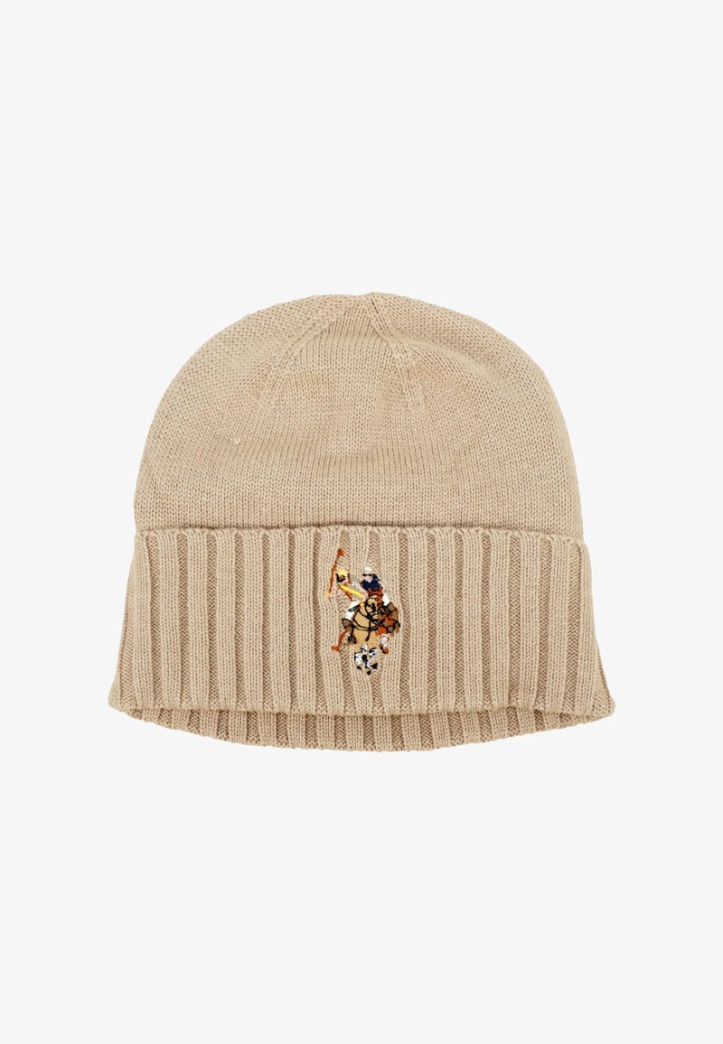 Beige kötött sapka bordás passzéval, amelyen egy hímzett díszminta látható, színes részletekkel a pólós játékosról.