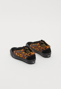 Sneakers in suede nera e tela leopardata arancione con suole in gomma nere e dettagli in cucitura bianca, dotati di design con lacci.