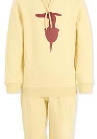 Geel hoodie met een kastanjebruine opdruk aan de voorkant, met een trekkoordkap. Gecombineerd met bijpassende gele sweatpants. Zachte katoenen textuur.
