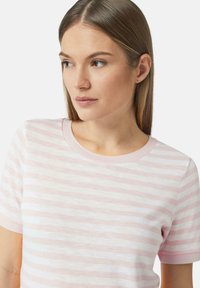 Lichtroze en witte gestreepte t-shirt met een ronde hals en korte mouwen, gemaakt van zacht, ademend stof, met een subtiele textuur.