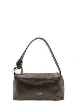 Piccola borsa a mano rettangolare in pelle marrone scuro con una maniglia singola e dettaglio ad anello metallico su un lato.