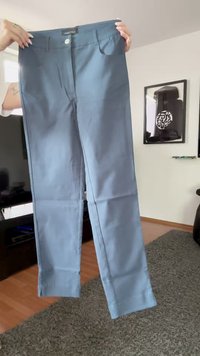 Blaue, hoch taillierte Hose aus leichtem Stoff. Verfügt über Vorderen Taschen, einen Reißverschluss und gerade Beine mit gesteppten Säumen.