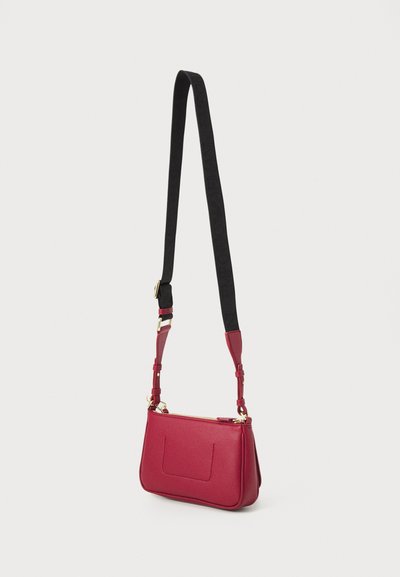 Emporio Armani DEA CERVO MULTIPOCKET SET - Kabelka - vino/tempesta