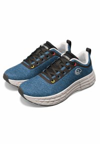 Baskets de sport bleues avec une tige texturée, des lacets noirs, des œillets multicolores et une semelle intermédiaire épaisse blanche avec un design géométrique.