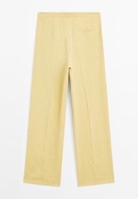 Wijde broek in lichtgele stof, met een soepele textuur, een enkele achterzak en een schoon, minimalistisch ontwerp zonder zichtbare sluitingen.