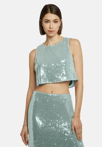 Aquamarijn tweedelig set met een cropped, mouwloos topje en een hoogwaisted rok, beide bedekt met sequins voor een textuurrijke afwerking.
