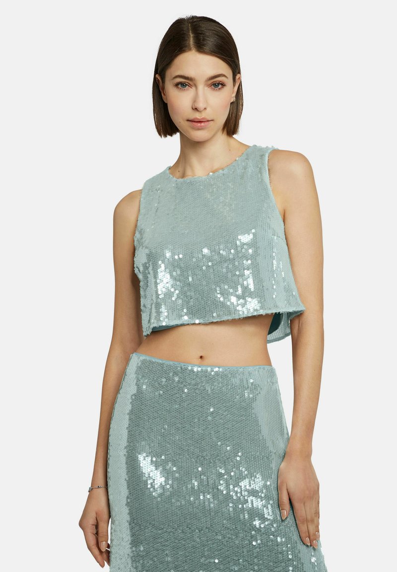 Aquamarijn tweedelig set met een cropped, mouwloos topje en een hoogwaisted rok, beide bedekt met sequins voor een textuurrijke afwerking.