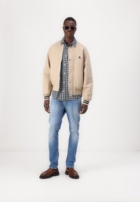 Tommy Hilfiger REVERSIBLE - Geacă bomber - sandalwood