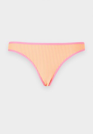 Sárga bikini stílusú alsónemű vékony függőleges narancssárga csíkokkal és egyszínű rózsaszín szegéllyel a széleken, egyszínű háttéren bemutatva.