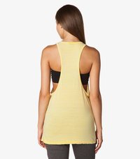 Gul tank topp med løs passform, racerback-design og åpne sider. Mykt, lett stoff med en lett teksturert overflate.