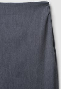 Tessuto in denim blu scuro con una texture liscia e una leggera lucentezza, caratterizzato da un design semplice senza motivi o dettagli prominenti.