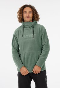 Fleece hoodie in donkergroen met een hoge kraag, trekkoord en een voorzak. Heeft een "PROTEST SNOWCHASERS" logo op de borst.